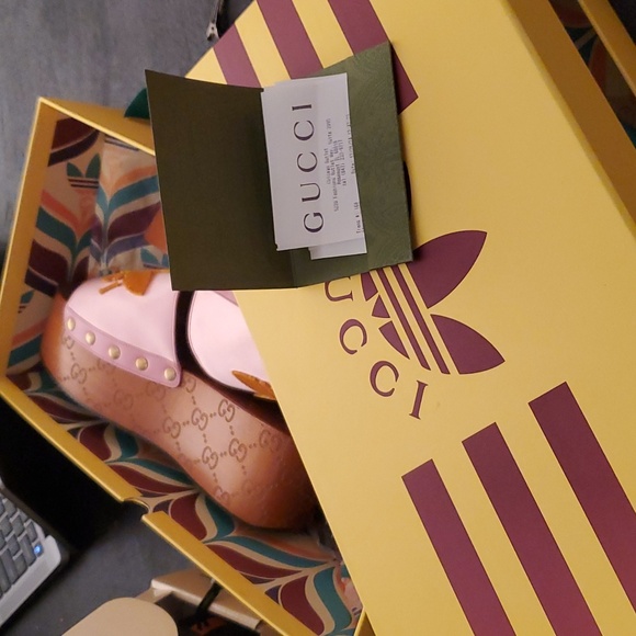 Gucci Addidas slides. Flash - Picture 3 of 10